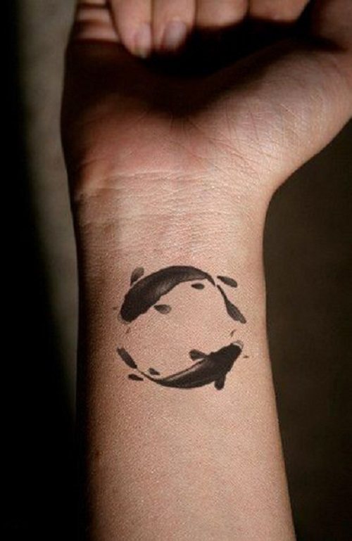 Tatouage Yin Yang sur la main