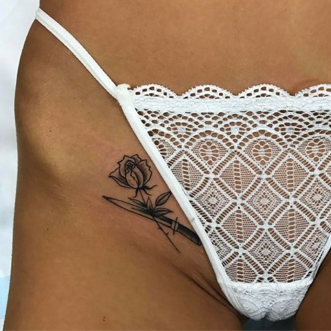 Tatouage intime rose