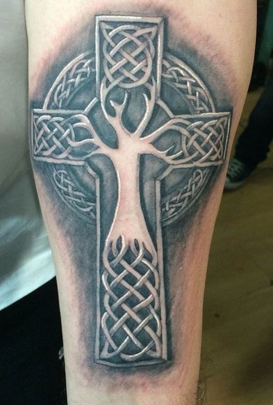 Tatouage d'une croix irlandaise