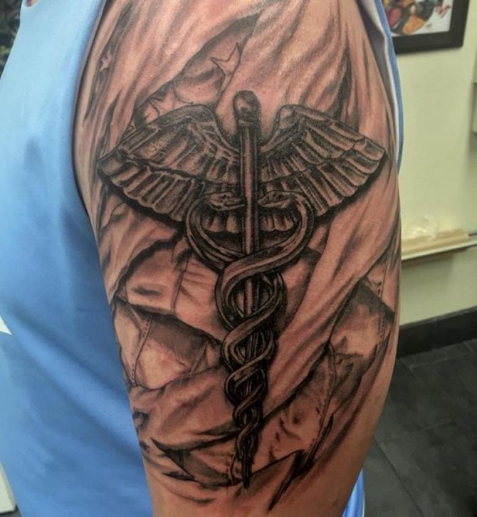 Tatouage Caducée (63 images) - signification et symbolisme sur épaules, avant-bras, bras