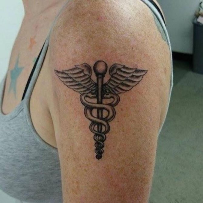 Tatouage Caducée (63 images) - signification et symbolisme sur épaules, avant-bras, bras