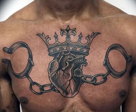 Tatouage d'entraves sur la poitrine
