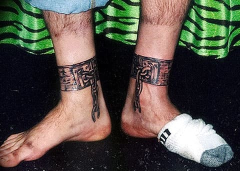 Tatouage d'entraves sur les jambes