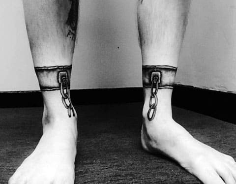 Tatouage d'entraves sur les jambes