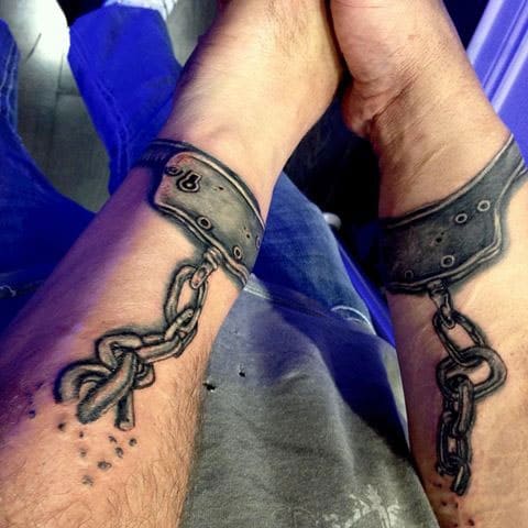 Tatouage de menottes sur la main