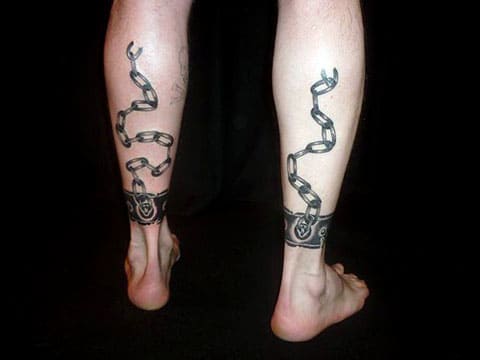 Tatouage d'entraves aux chevilles