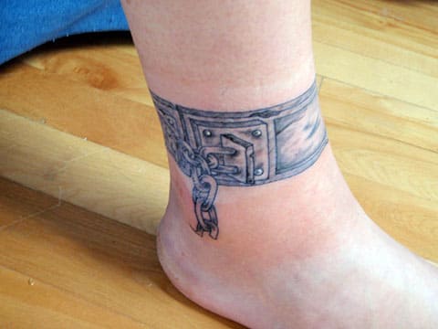 Tatouage d'entraves à la cheville