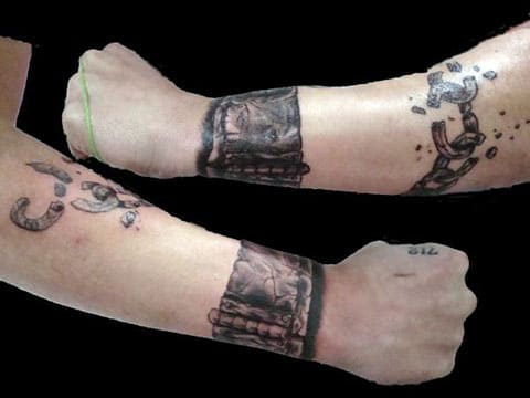 Tatouage d'entraves au poignet