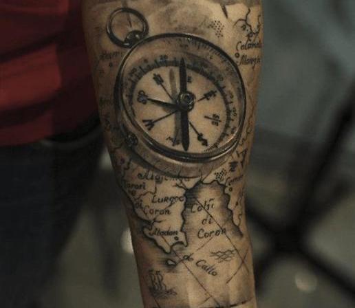 signification de la boussole de la carte de tatouage