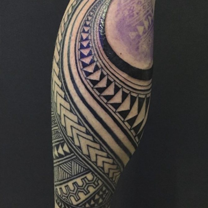 Motif de tatouage de main celtique