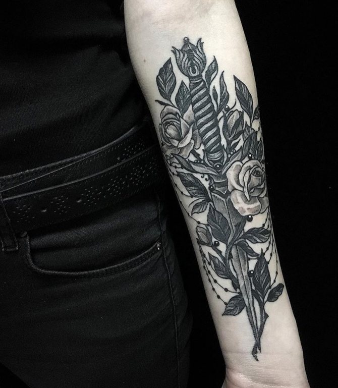 Tatouage de poignard pour les filles