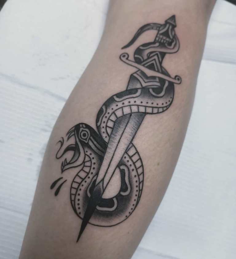 tatouage d'une dague avec un serpent