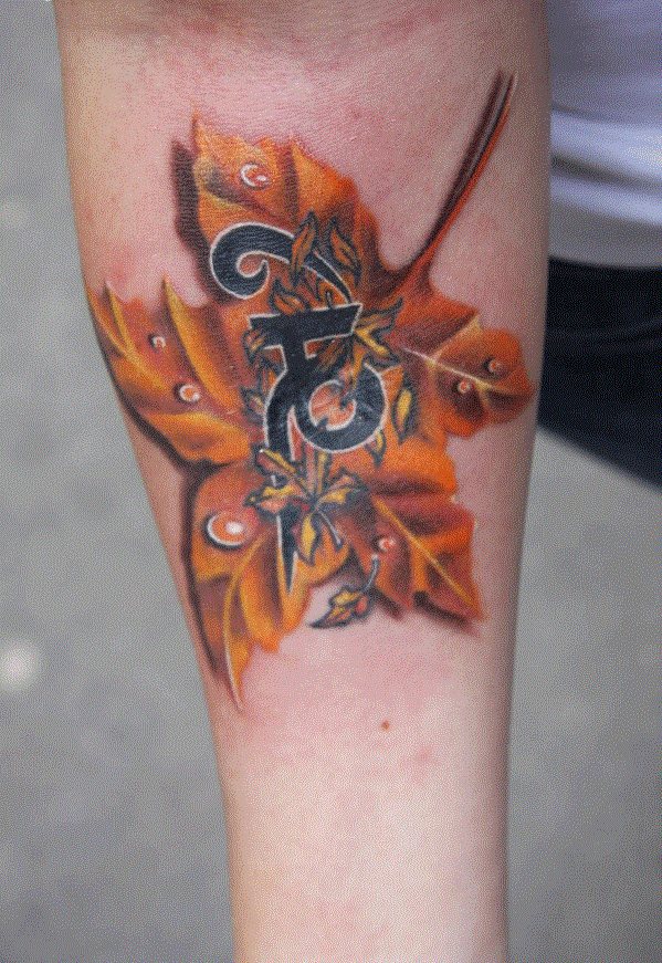 Un tatouage d'une feuille d'érable sur le bras peut être perçu comme un serment d'allégeance