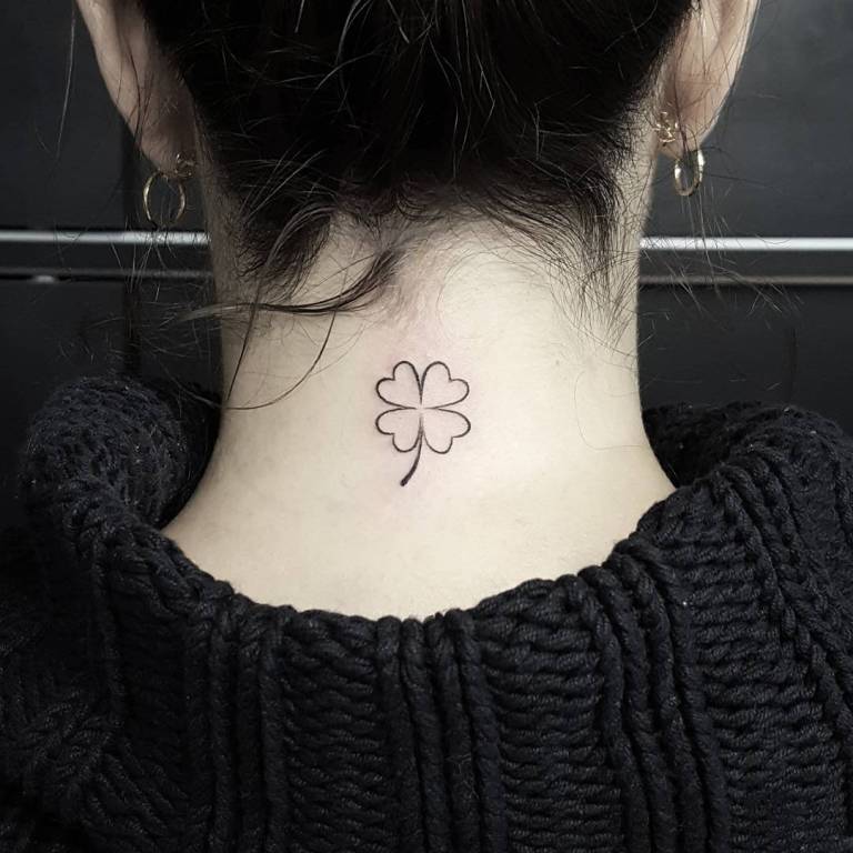 Tatouage minimal d'un trèfle