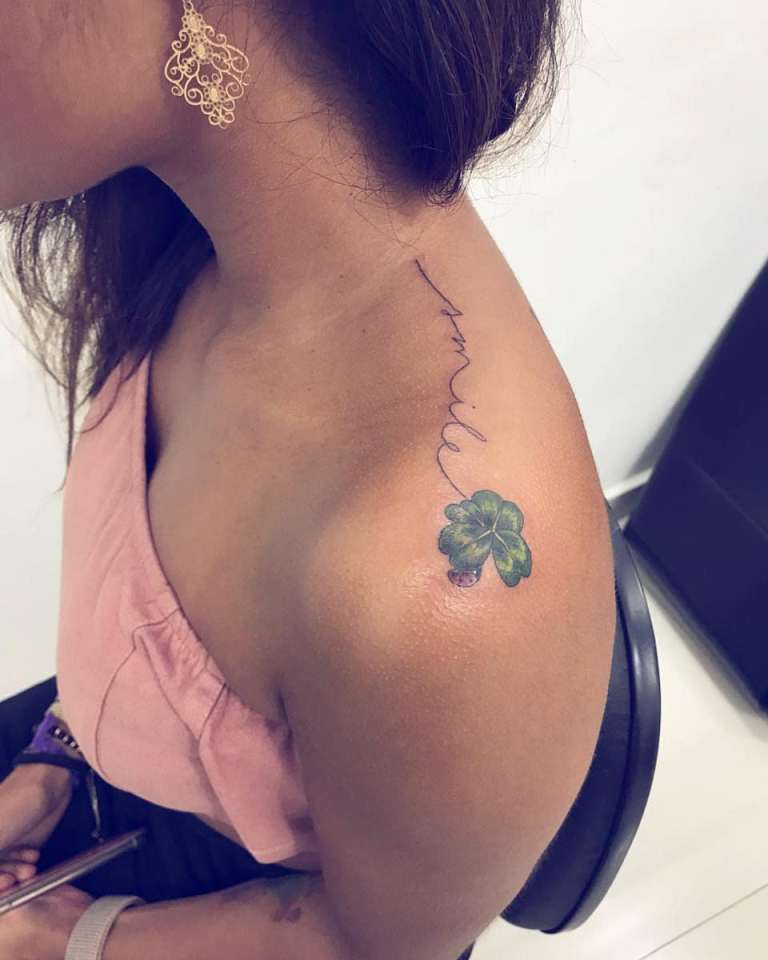 Trèfle tatoué sur l'épaule d'une fille