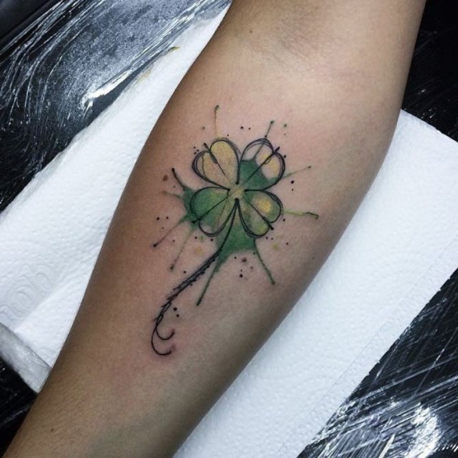 Tatouage d'un trèfle sur l'avant-bras