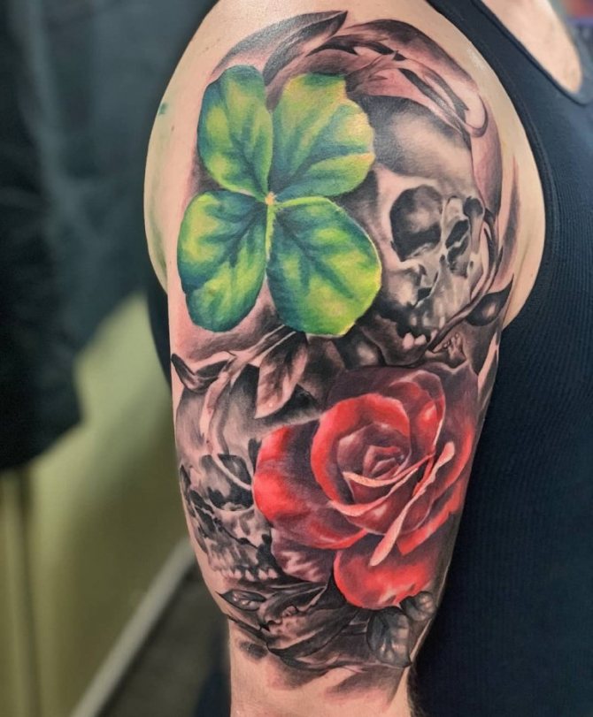 Tatouage trèfle avec tête de mort