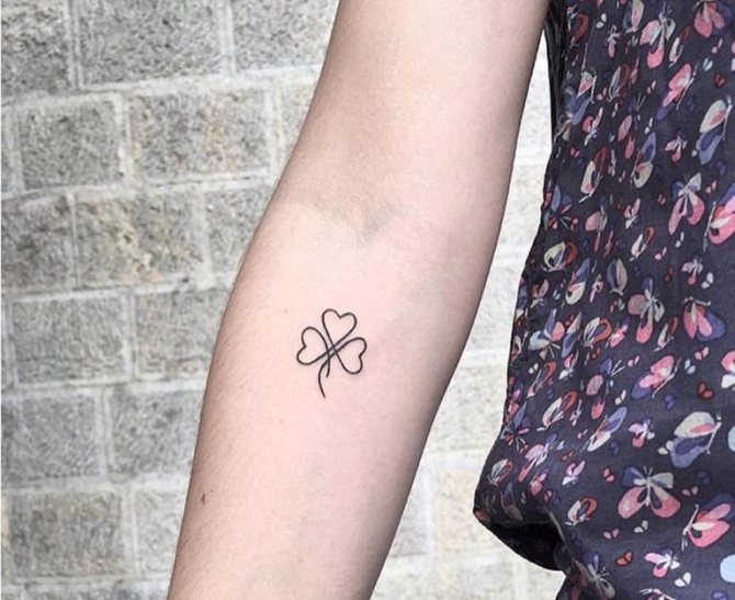 Tatouage mini trèfle style