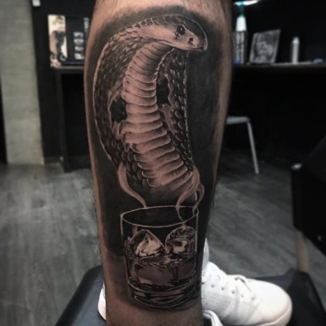 tatouage cobra sur la main