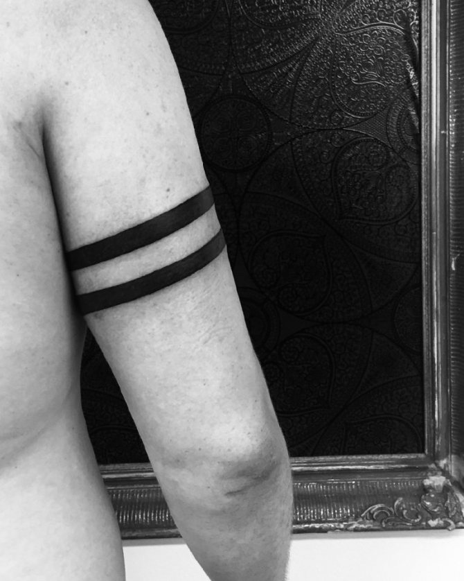 anneaux de tatouage sur la main