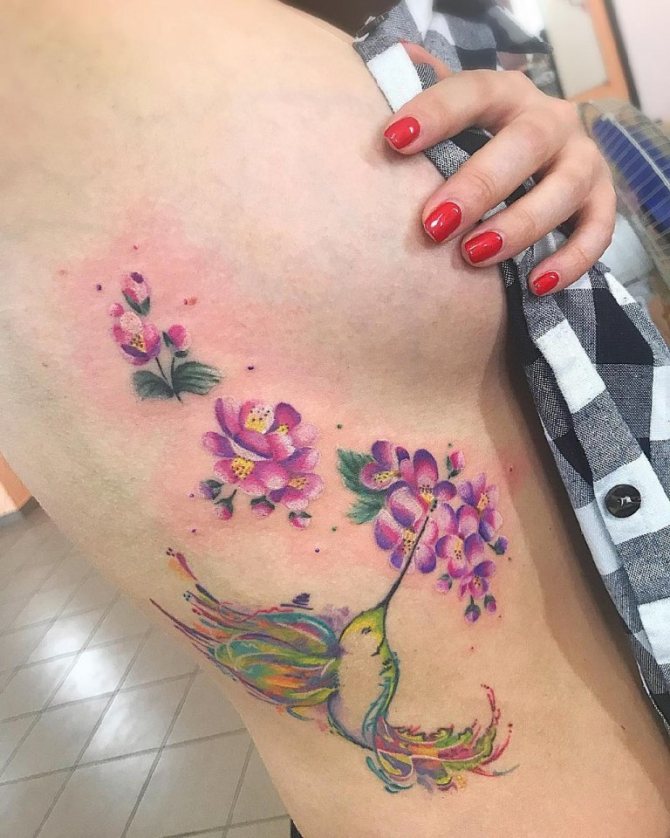 Tatouage colibri avec fleurs