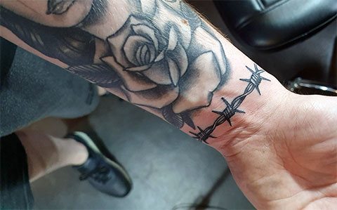 Tatouage de fil barbelé et de rose