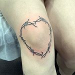 Tatouage d'un cœur en fil barbelé