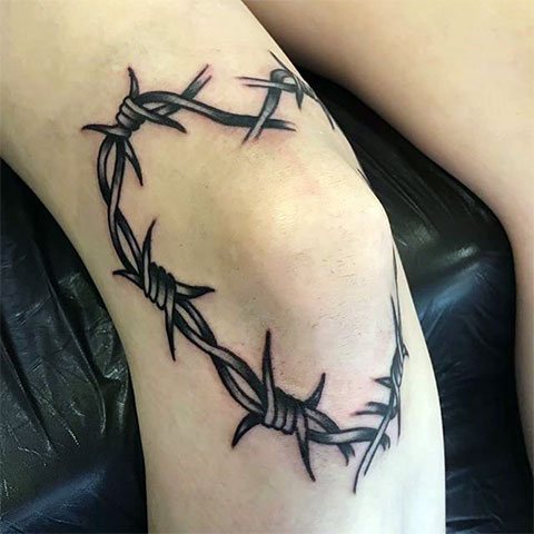 Tatouage d'un cœur en fil de fer barbelé