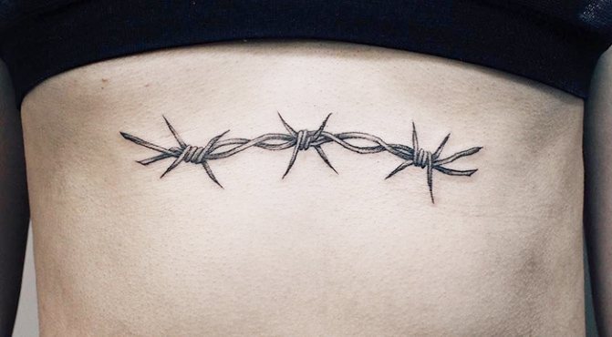 Du fil barbelé de tatouage. Signification sur la jambe, le poignet, le cou, le pied, avec des fleurs, des roses, un cœur, une croix.