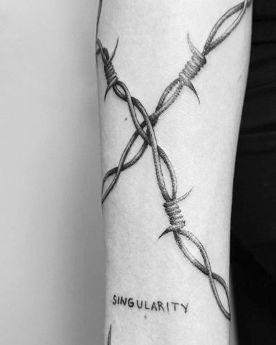 Tatouage de fil barbelé. Signification sur pied, poignet, cou, jambe, avec fleurs, rose, cœur, croix