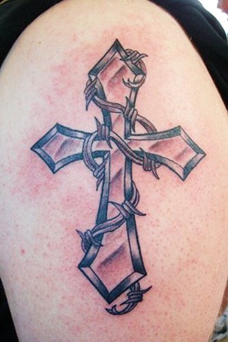 Tatouage de fil barbelé. Signification sur pied, poignet, cou, jambe, avec fleurs, rose, cœur, croix