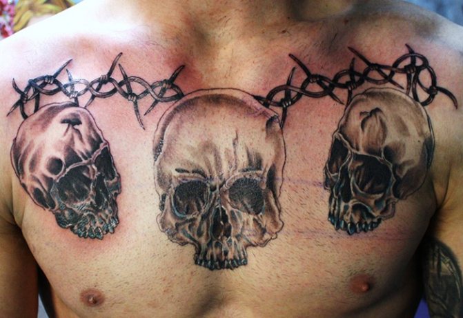 Tatouage de fil barbelé. Signification sur pied, poignet, cou, jambe, avec fleurs, rose, cœur, croix