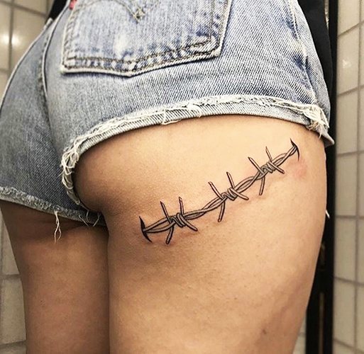 Tatouage de fil barbelé. Signification sur pied, poignet, cou, jambe, avec fleurs, rose, cœur, croix