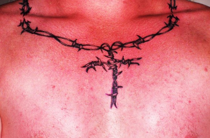 Tatouage de fil barbelé. Signification sur pied, poignet, cou, jambe, avec fleurs, rose, cœur, croix
