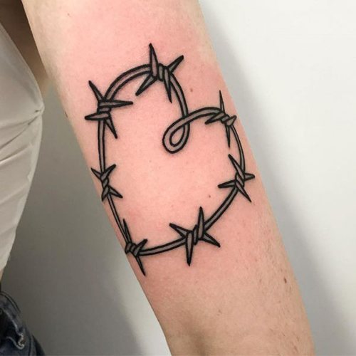 Tatouage de fil barbelé. Signification sur pied, poignet, cou, jambe, avec fleurs, rose, cœur, croix