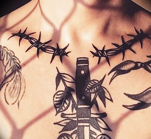 Tatouage de fil barbelé. Signification sur pied, poignet, cou, jambe, avec fleurs, rose, cœur, croix