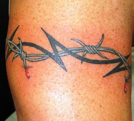 Tatouage de fil barbelé. Signification sur pied, poignet, cou, jambe, avec fleurs, rose, cœur, croix