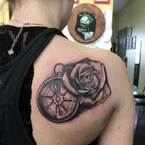 Boussole et Rose tatouées sur le poignet - photo
