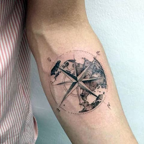 Tatouage de boussole sur la main