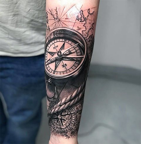 Tatouage de la rose des vents et du compas