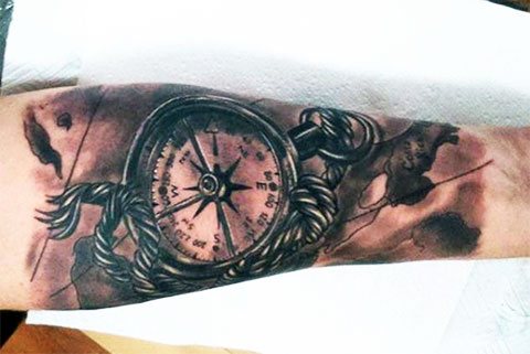 Tatouage d'une rose des vents