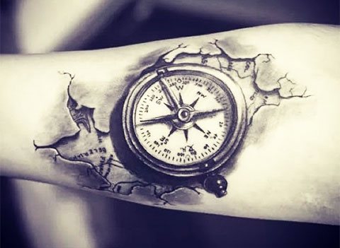 Tatouage d'une rose des vents
