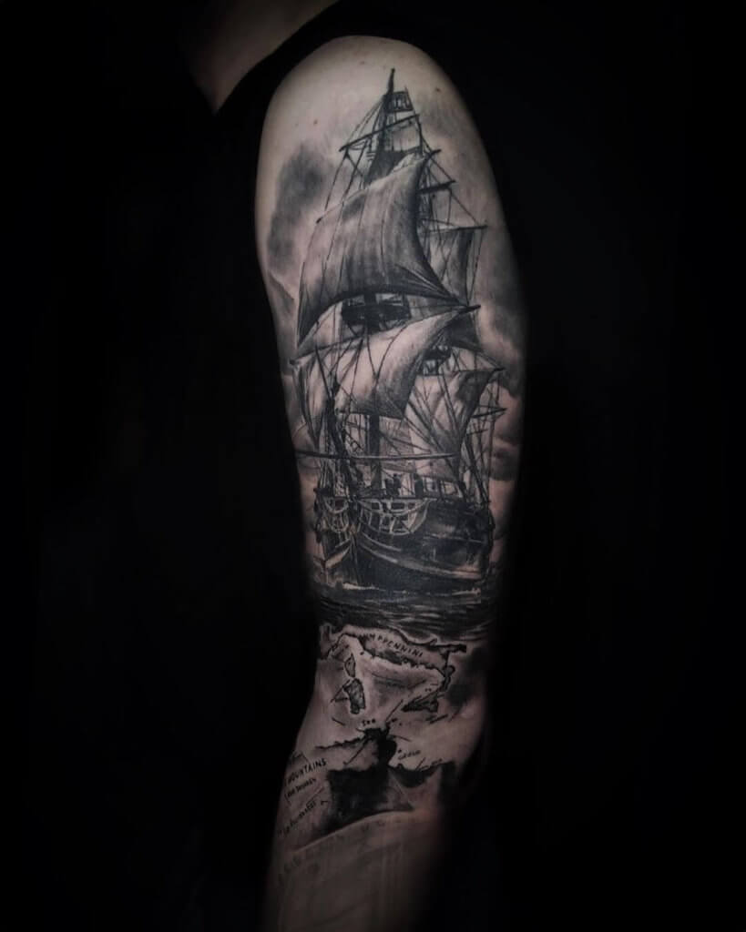 Tatouage d'un bateau sur l'épaule