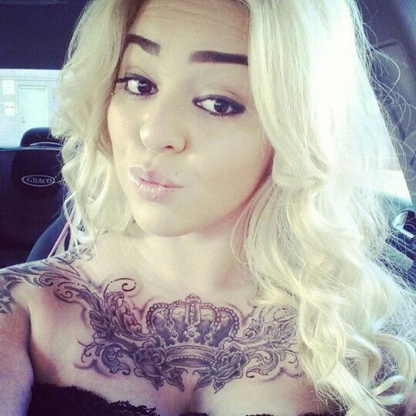 tatouage de couronne de poitrine