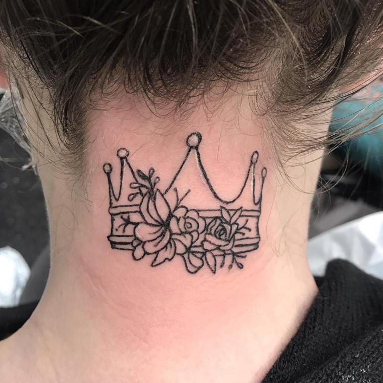 Couronne tatouée sur mon cou