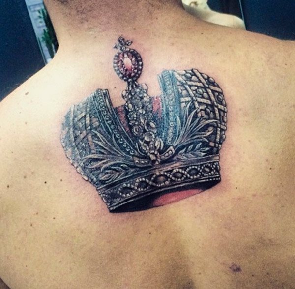 couronne de tatouage dans le réalisme