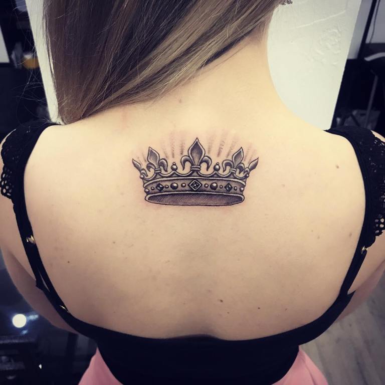 Tatouage de la couronne pour les filles