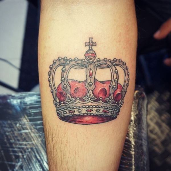Tatouage de couronnes avec une croix