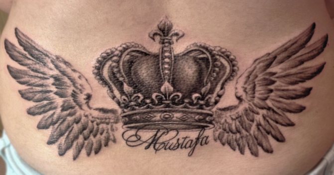 Tatouage de couronnes avec des ailes