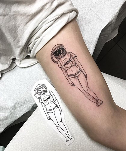 Tatouez un astronaute sur votre bras. Croquis, sens, photos